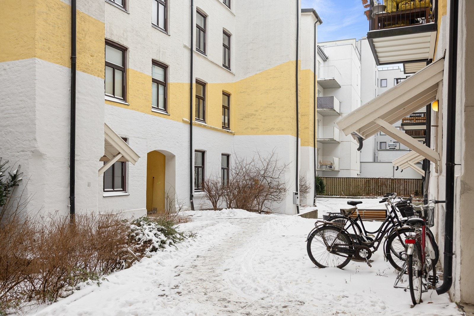 Borettslaget har lukket bakgård med sittegrupper og sykkelparkering. Galleribilde