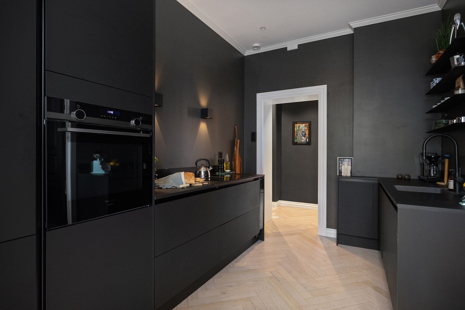 Kjøkkenet har et tidsriktig uttrykk uten overskap, samtidig er det godt med lagringsplass i både skap, hyller og skuffer. Det er godt plass til matlaging. Galleribilde