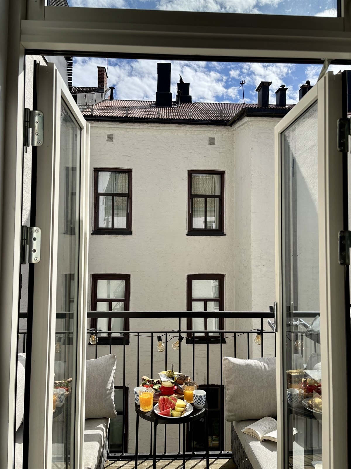 Selgers eget bilde av balkongen en sommerdag Galleribilde