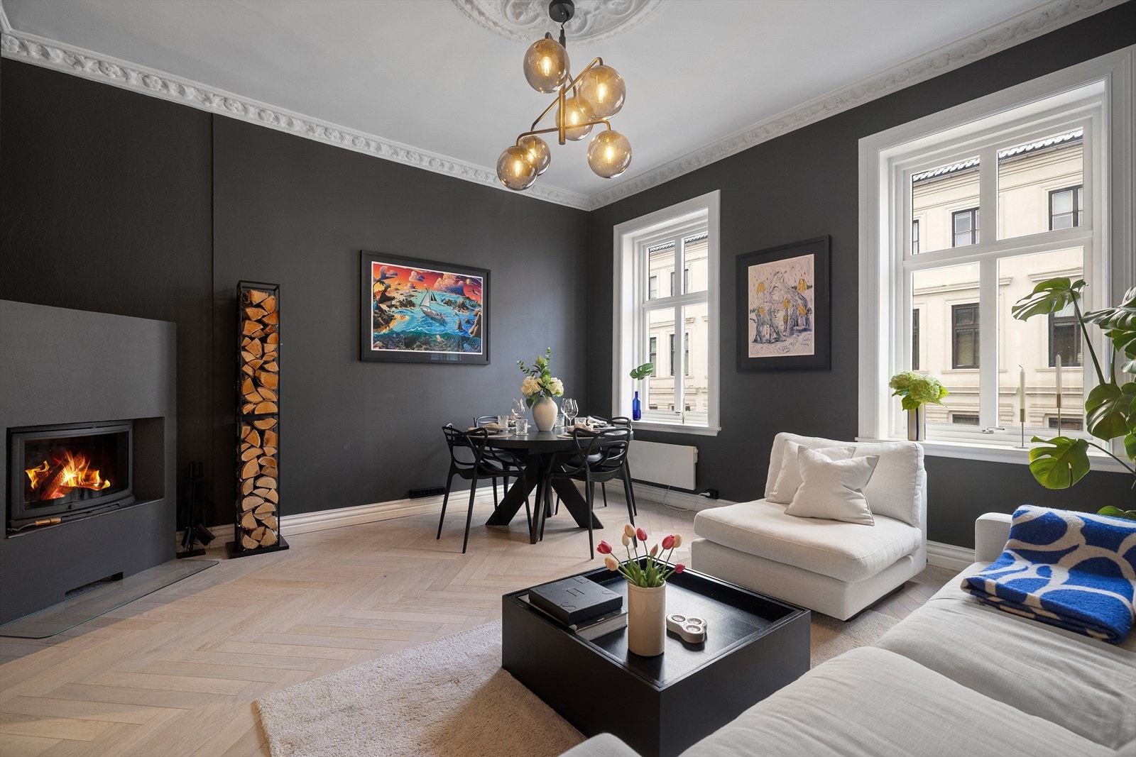 Den generøse takhøyden på over 3 meter og godt lysinnslipp via store vindusflater sikrer en god romfølelse. Galleribilde