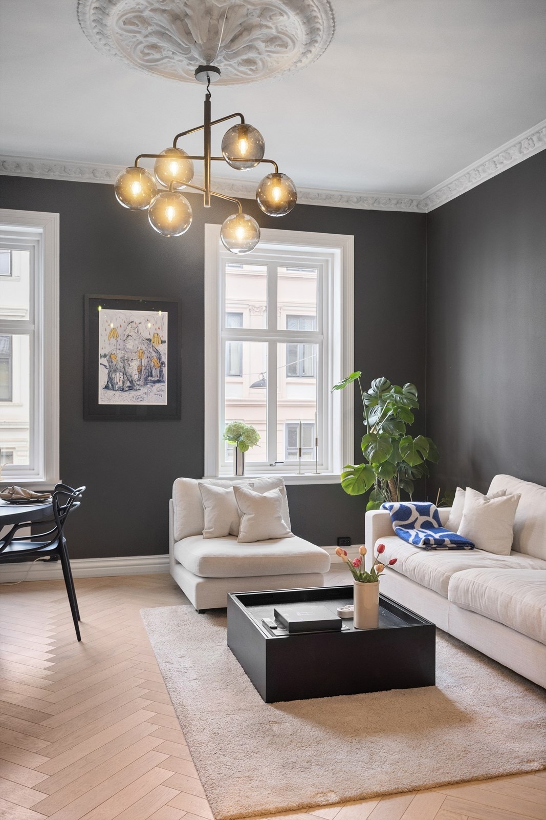 Legg merke til de klassiske detaljene i taket. Nydelig rosett og vakker stukkatur. Galleribilde