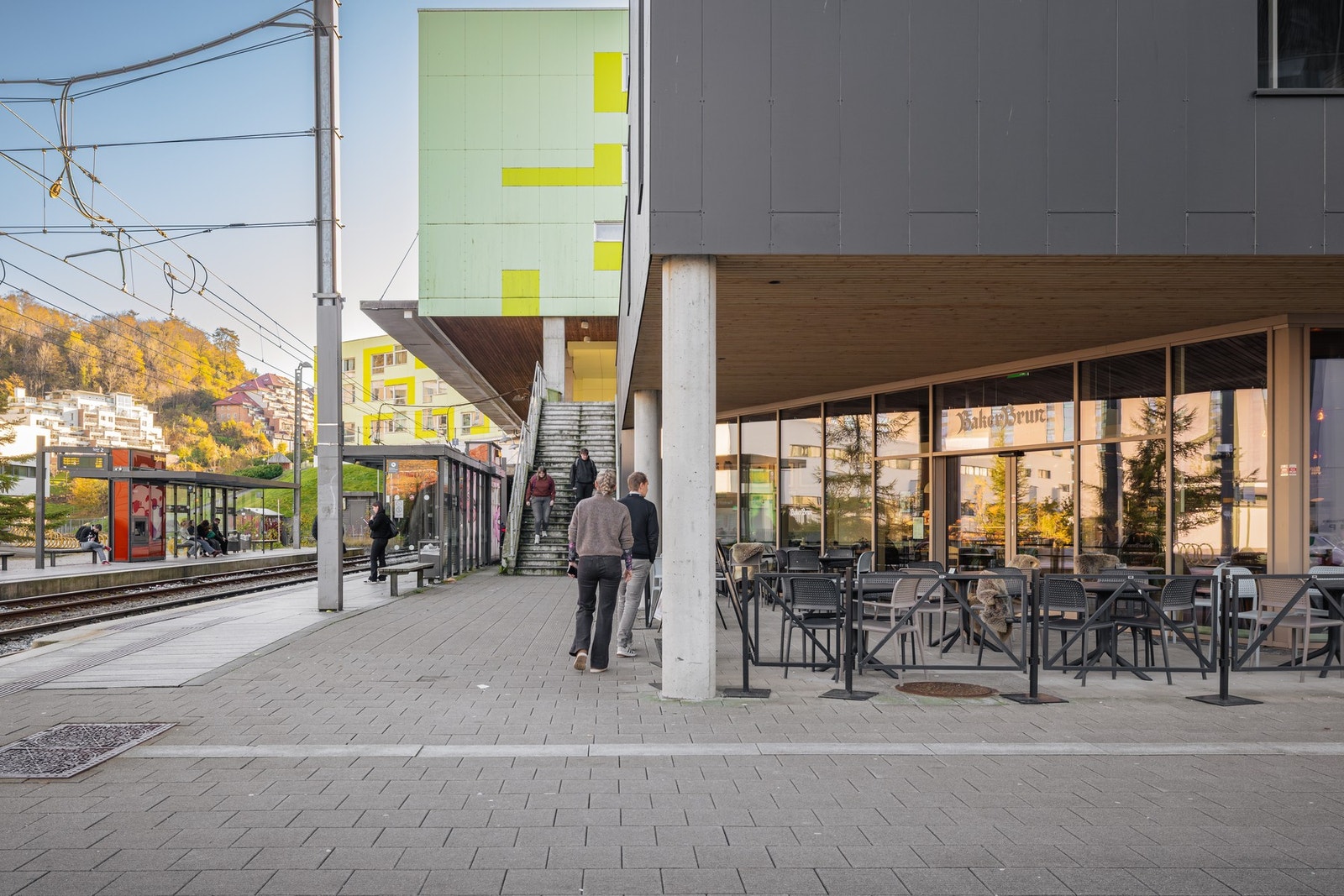 I tillegg til bybane og dagligvarebutikk, finner man bakeri, treningssenter og hageland på Fantoft. Galleribilde