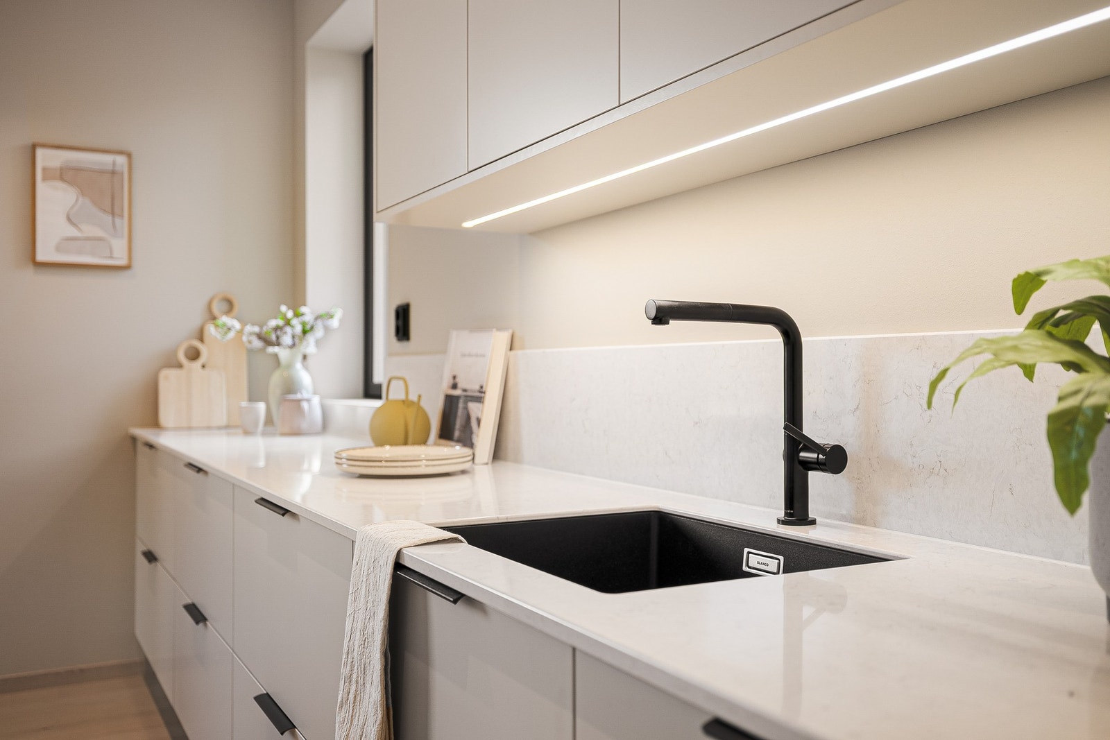 Integrert led-belysning under overskap for godt arbeidslys. Galleribilde