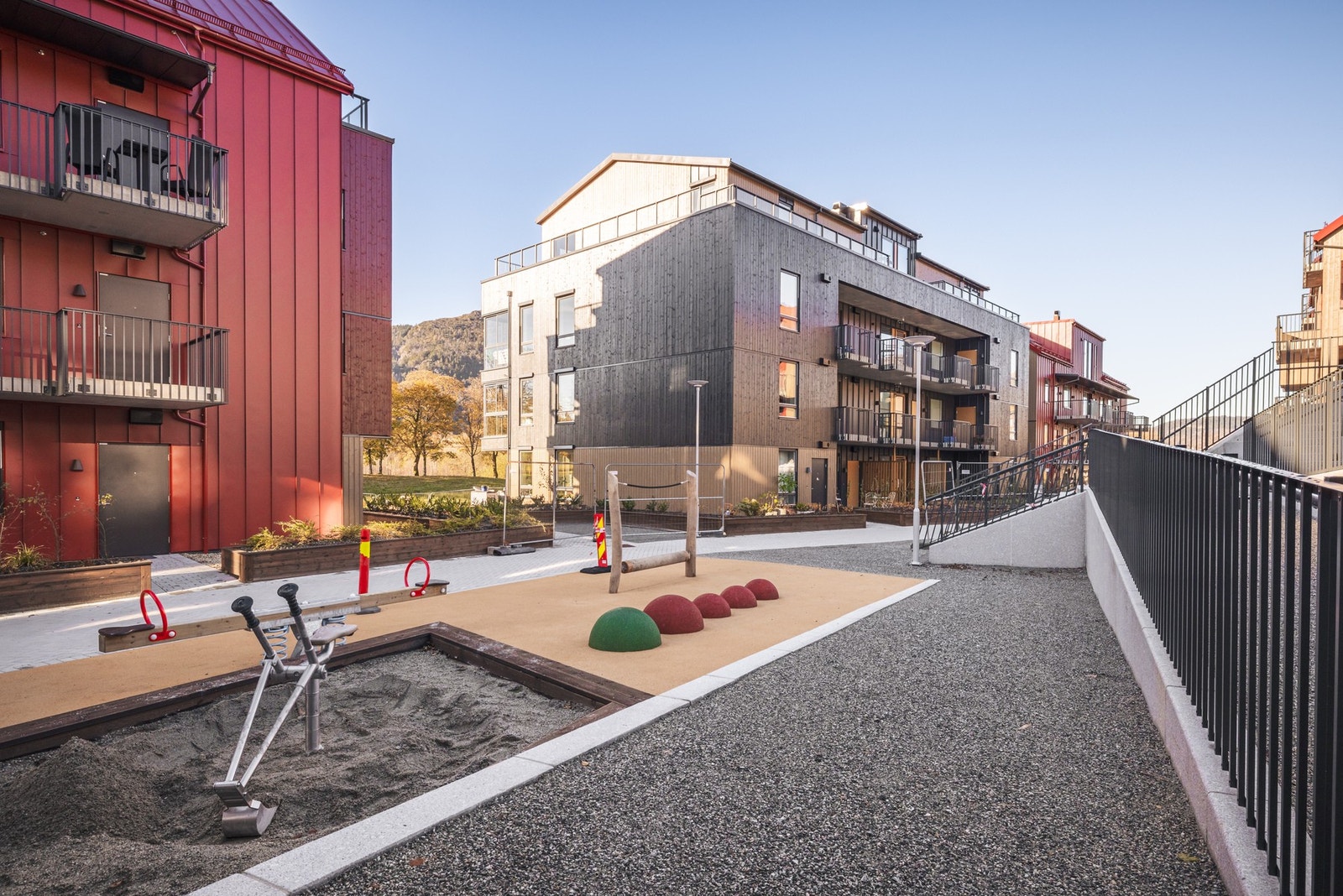 Det er flere felles sykkelparkeringer i sameiet, samt flere lekeplasser. Galleribilde