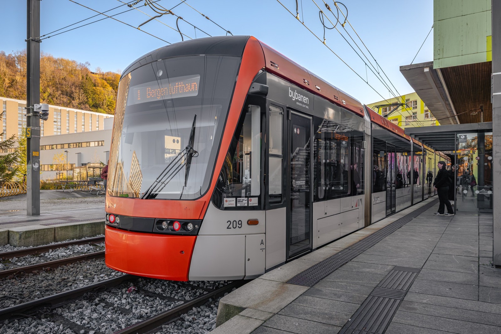 Fra leiligheten er det knappe 5 minutter å gå til bybanestoppet på Fantoft. Galleribilde
