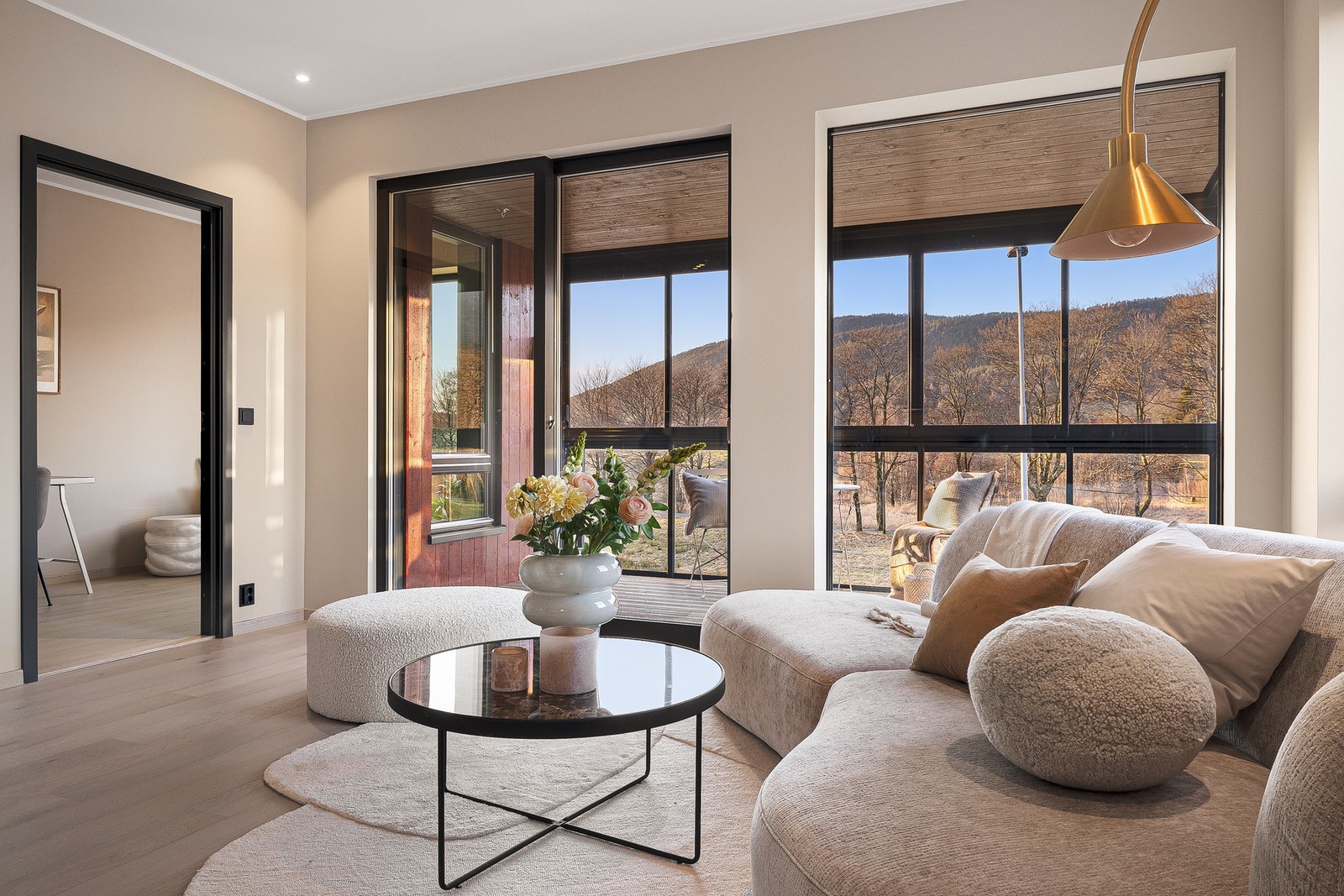 Det er skyvedør mellom stue og innglasset balkong. Galleribilde