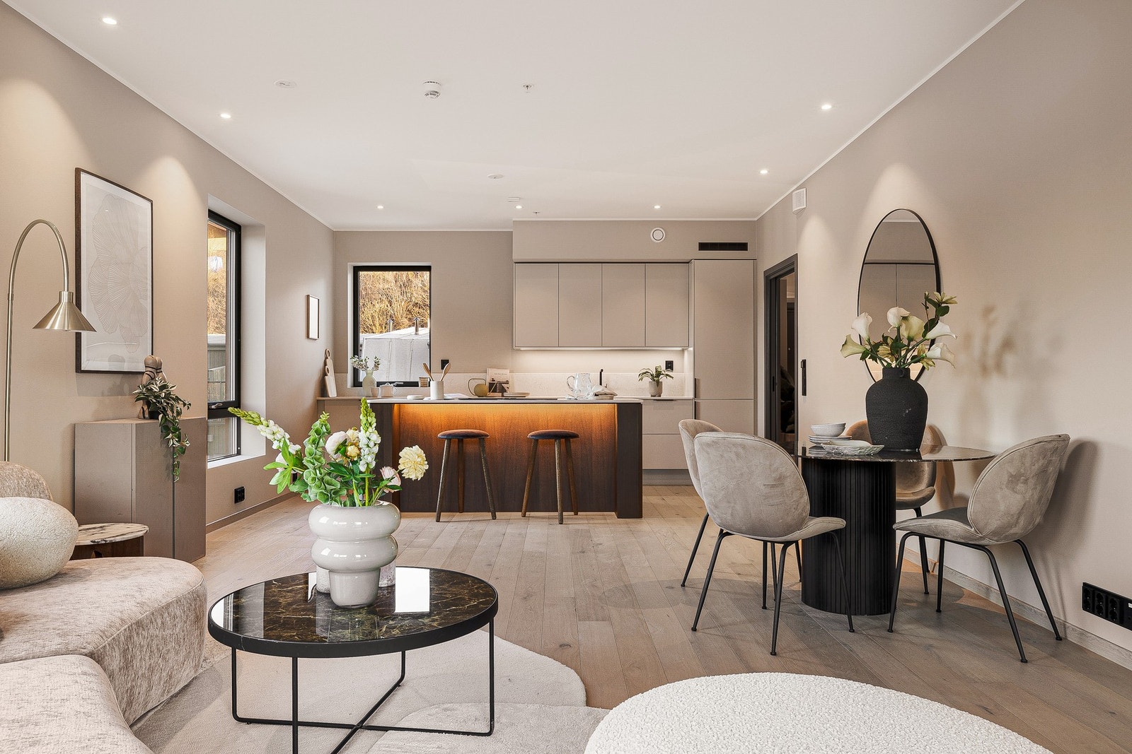 Leiligheten er oppgradert fra standard leveranse med blant annet gulvvarme og spotter i himling i stue/kjøkken. Galleribilde