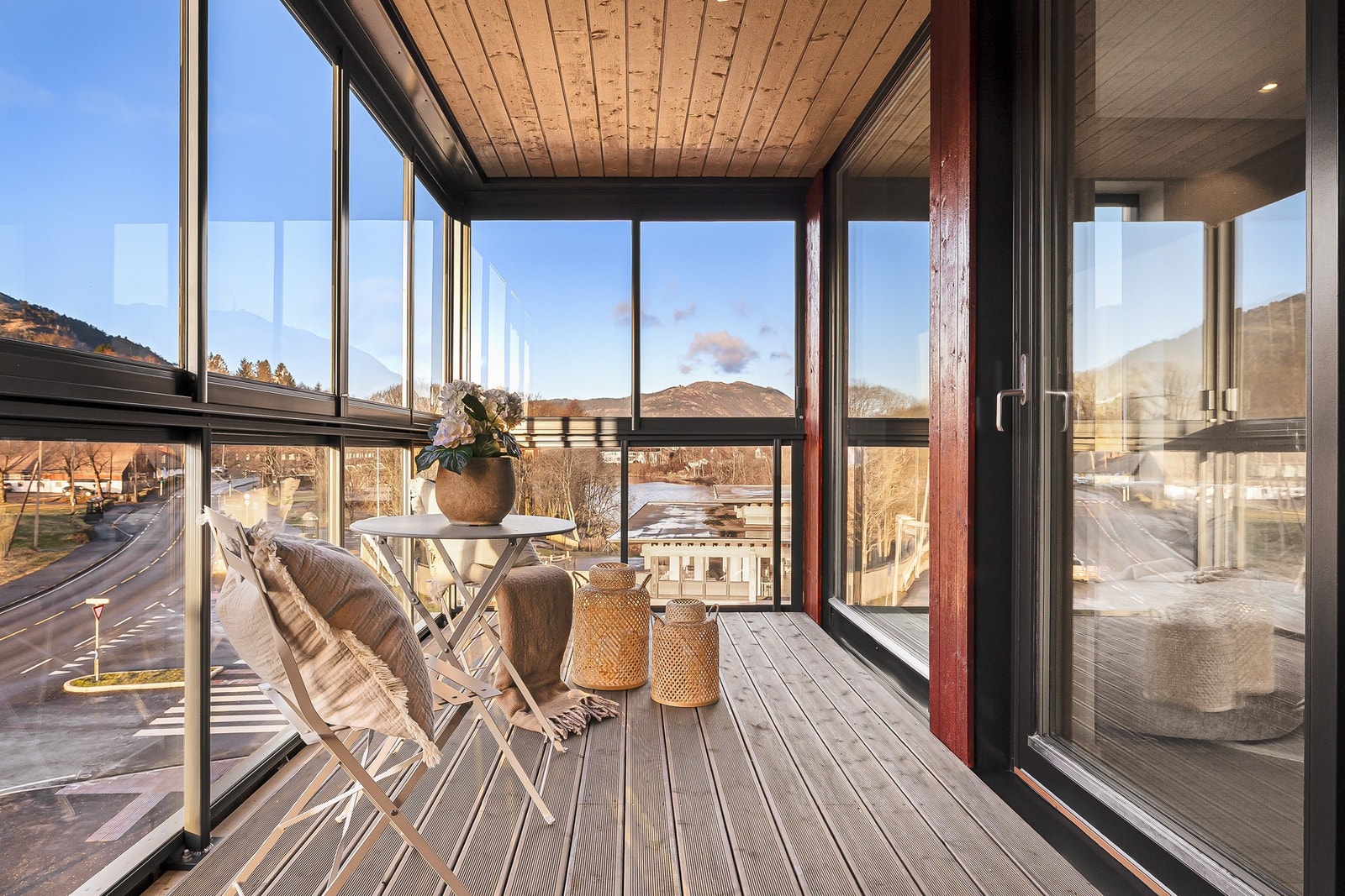 Leiligheten ligger på byggets nord-vestre hjørne med flott utsikt både mot Storetveitmarken og Ulriken. Galleribilde