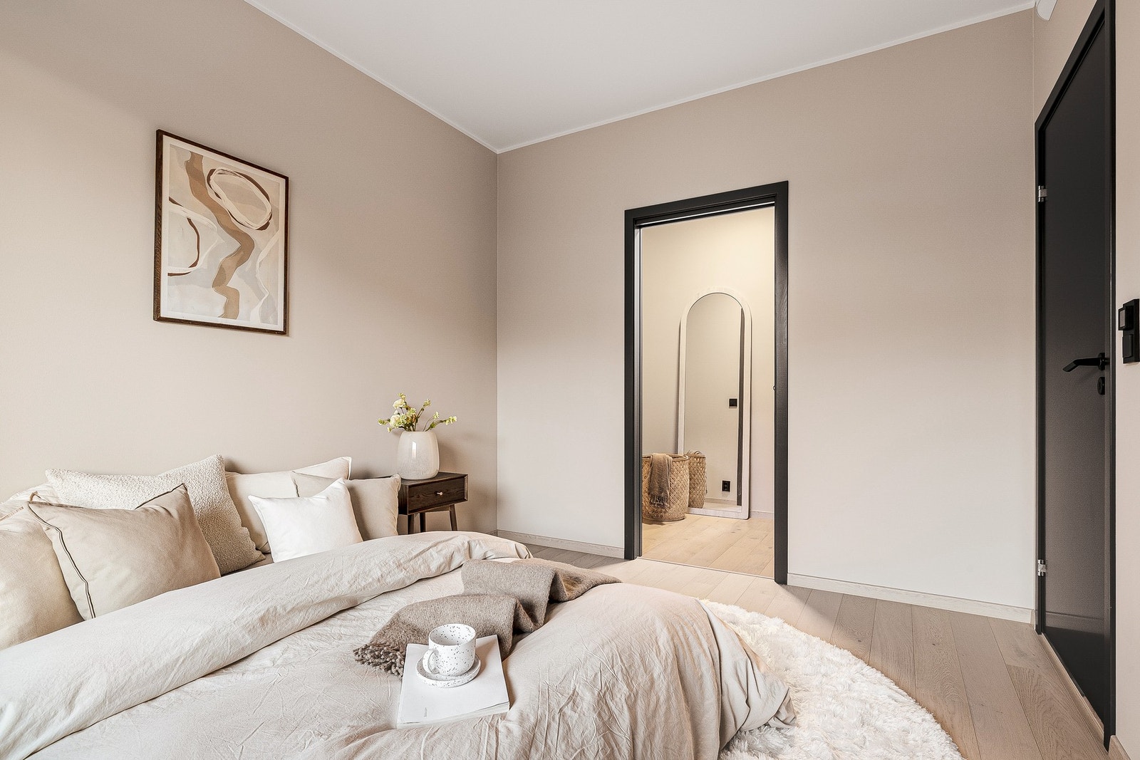 I tillegg til plass til garderobeløsninger inne på selve soverommet, er det også en walk-in garderobe. Galleribilde