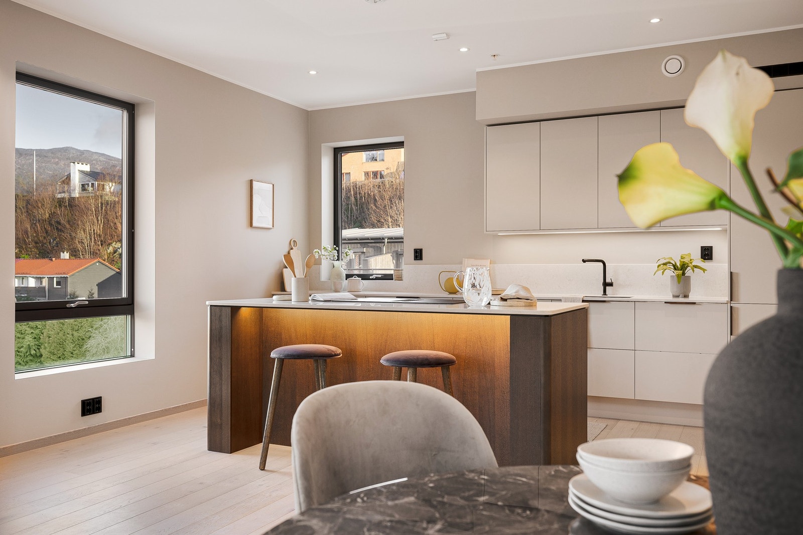 Kjøkkenet er vesentlig oppgradert, med bl.a. kjøkkenøy og Silestone benkeplate. Galleribilde