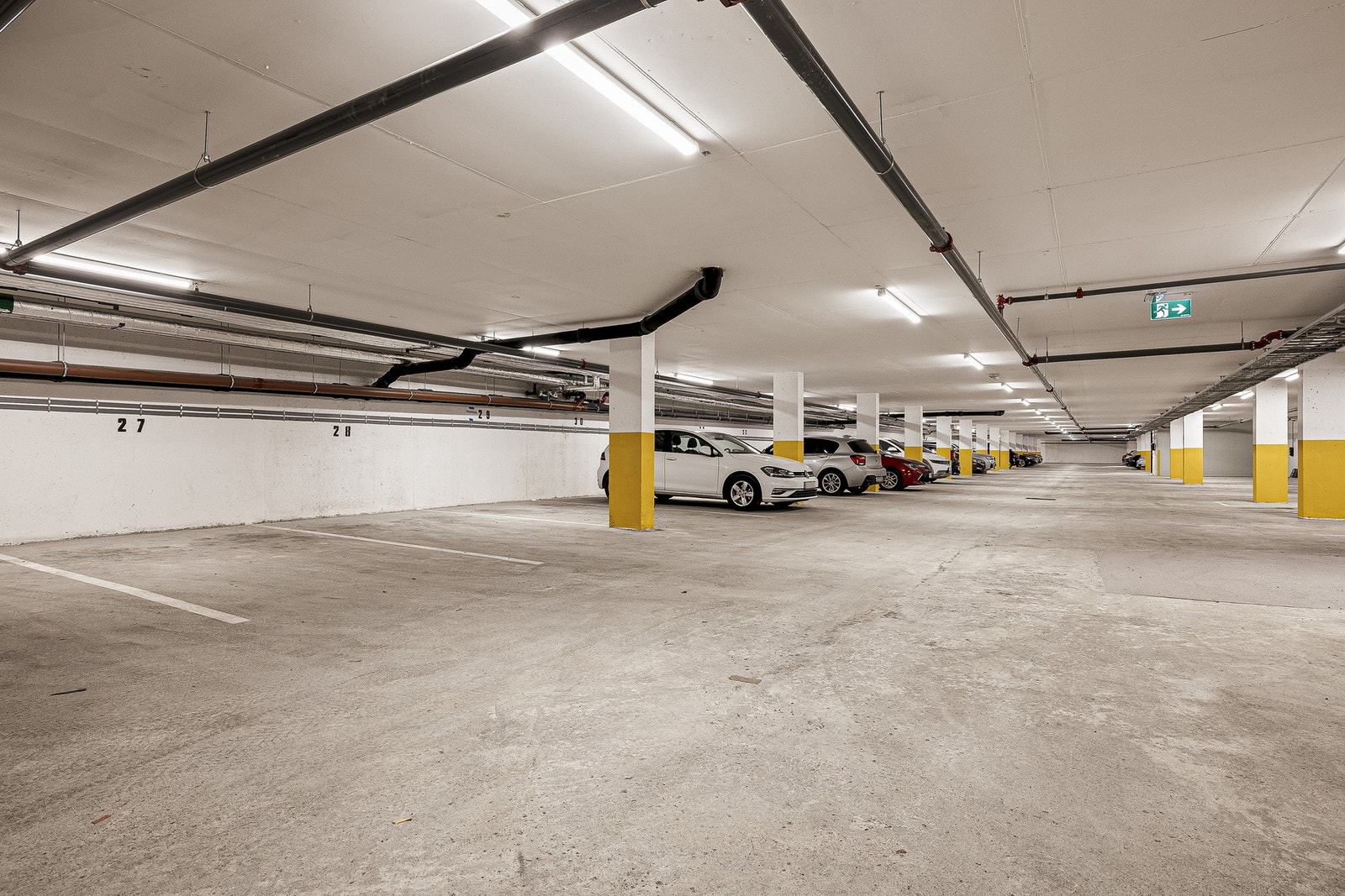 Med leiligheten kan man kjøpe fast garasjeplass i lukket anlegg for kr. 450.000,-. (Plassen er merket nr.27) Galleribilde