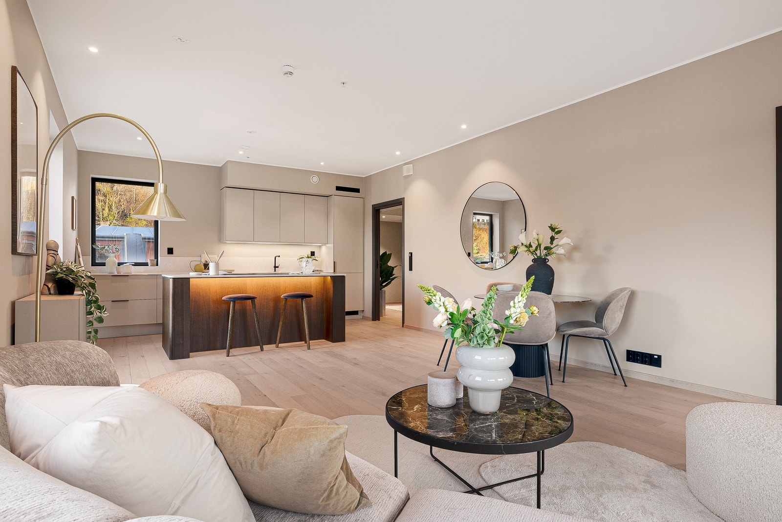 Leiligheten har en
åpen stue-kjøkkenløsning på 36 kvm. Galleribilde