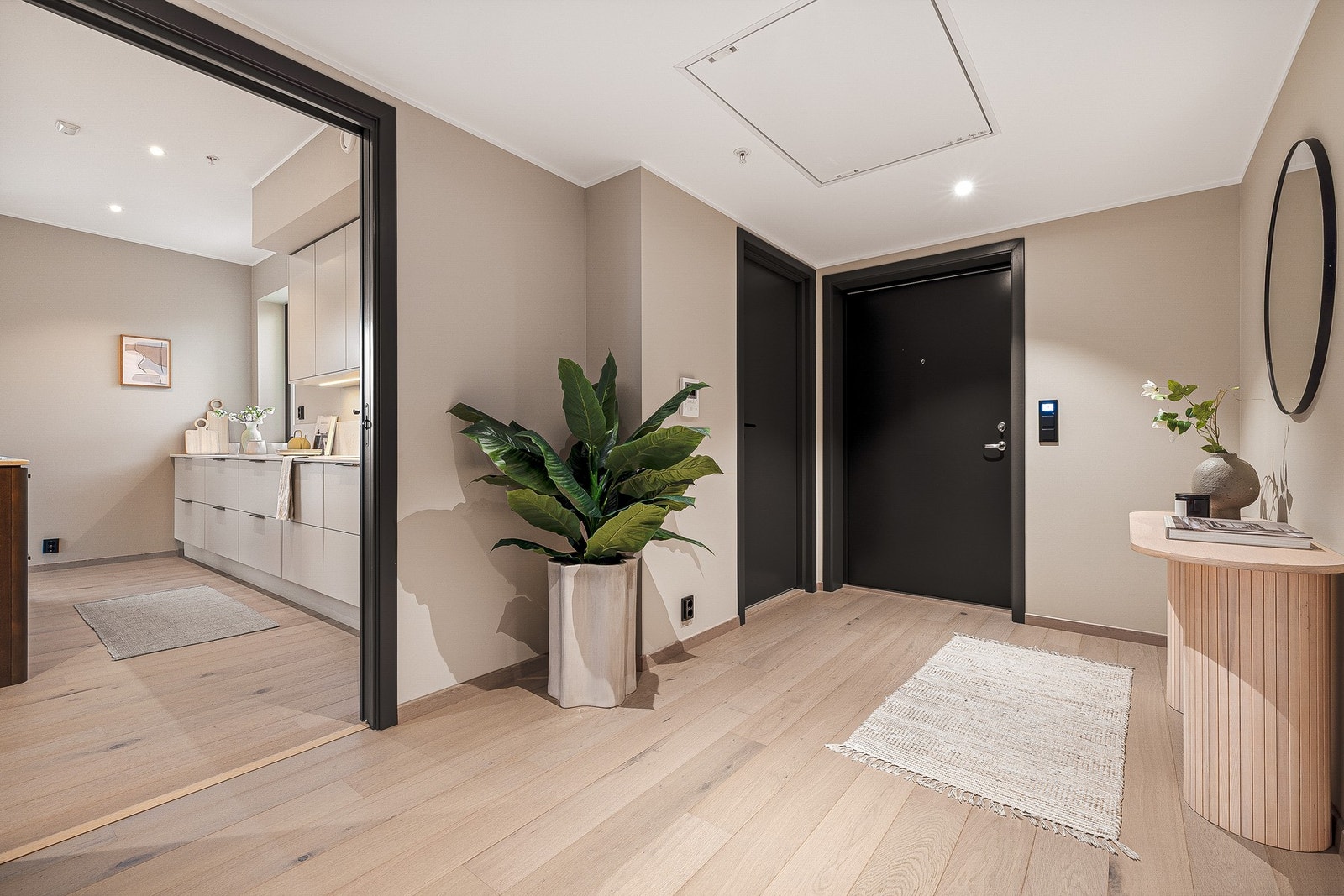 Leiligheten har en romslig gang med god plass til garderobeløsninger. Galleribilde