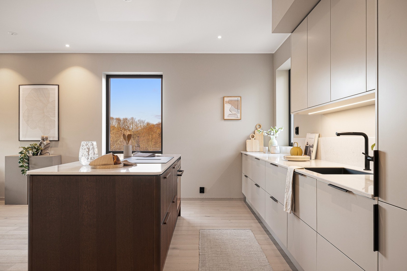 Det er meget god skap- og benkeplass. Galleribilde