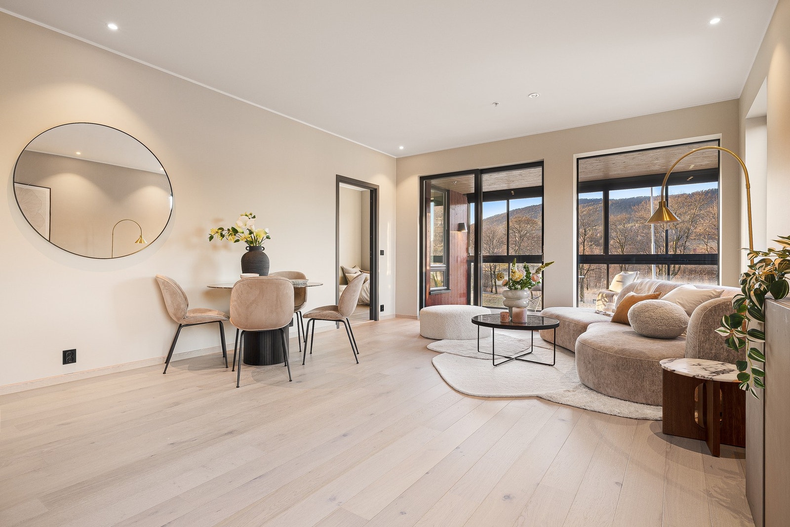 Det er plass til både sofa og spisebord i stuen. Galleribilde