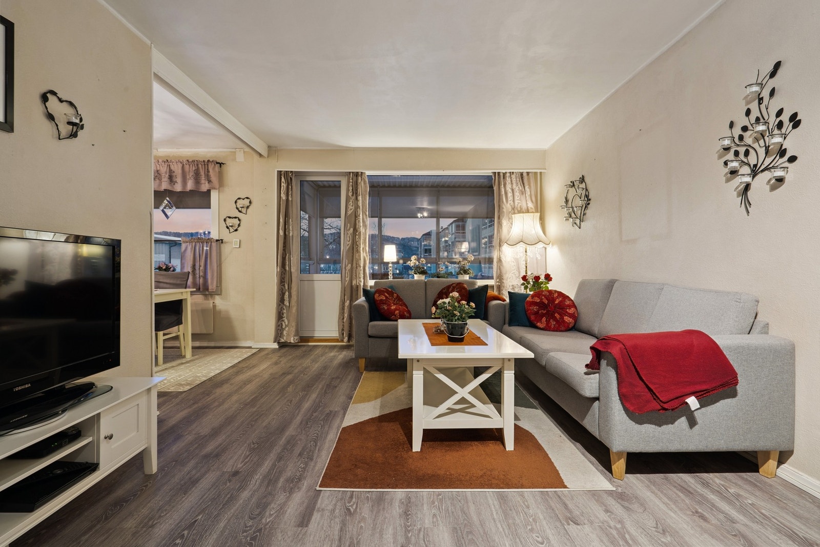 Leiligheten har store vindusflater som slipper inn rikelig med naturlig sollys. Galleribilde