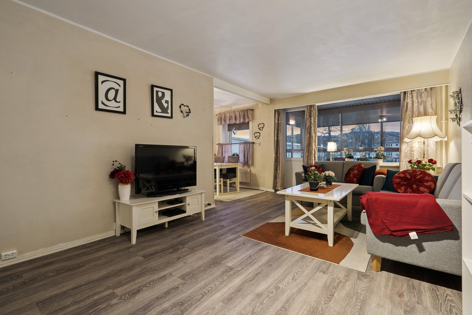 Leiligheten blir varmet opp med vannbåren varme via radiatorer (fjernvarme) og elektrisk oppvarming. Galleribilde