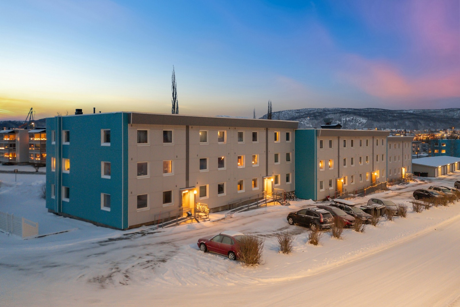 Det er parkering på felles parkeringsplasser for borettslaget. Galleribilde