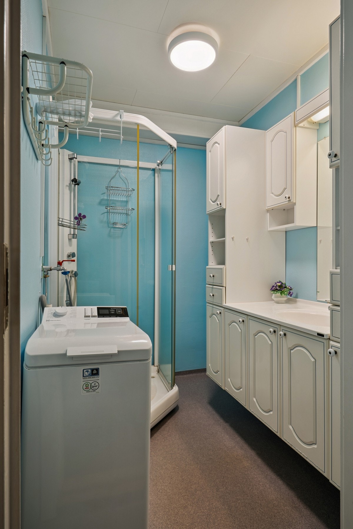 Rommet har innredning med nedfelt servant, dusjkabinett og
opplegg for vaskemaskin. Galleribilde