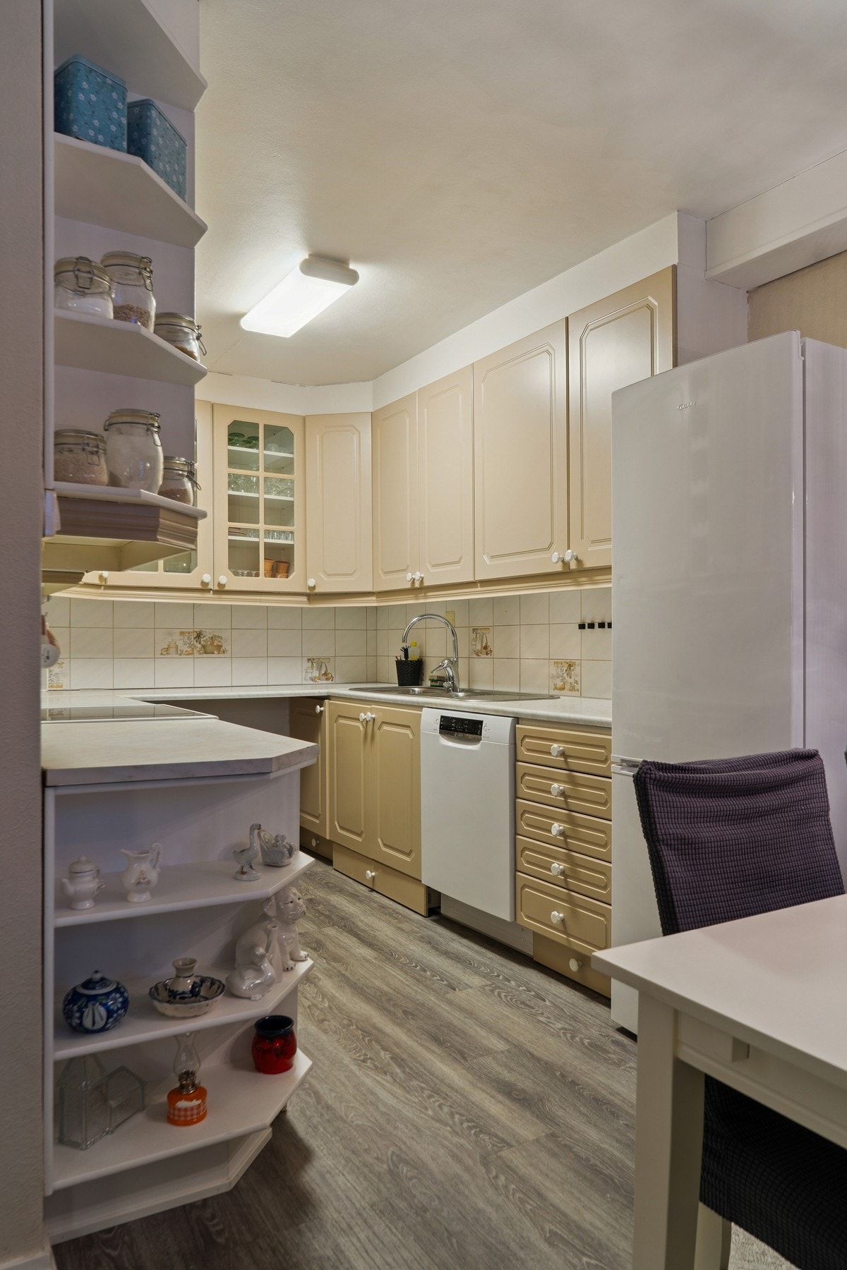 Kjøkkenet har rikelig med skap- og benkeplass. Galleribilde