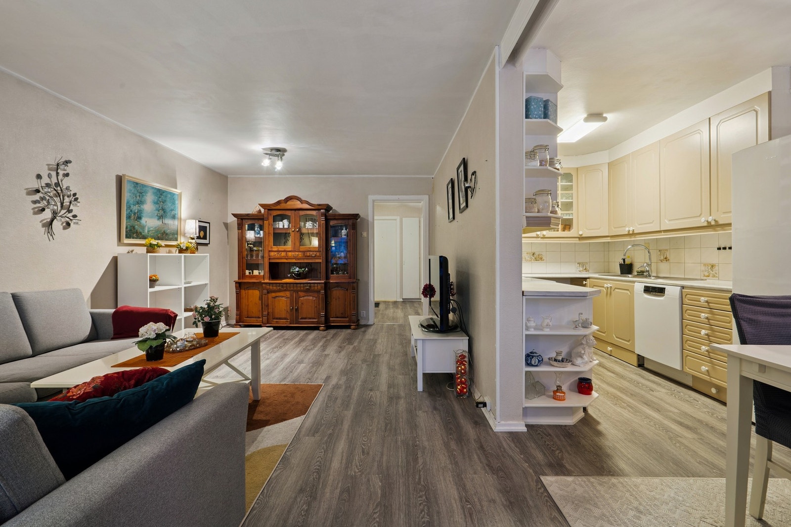 Den åpne løsningen mot kjøkkenet skaper en luftig og sosial atmosfære. Galleribilde