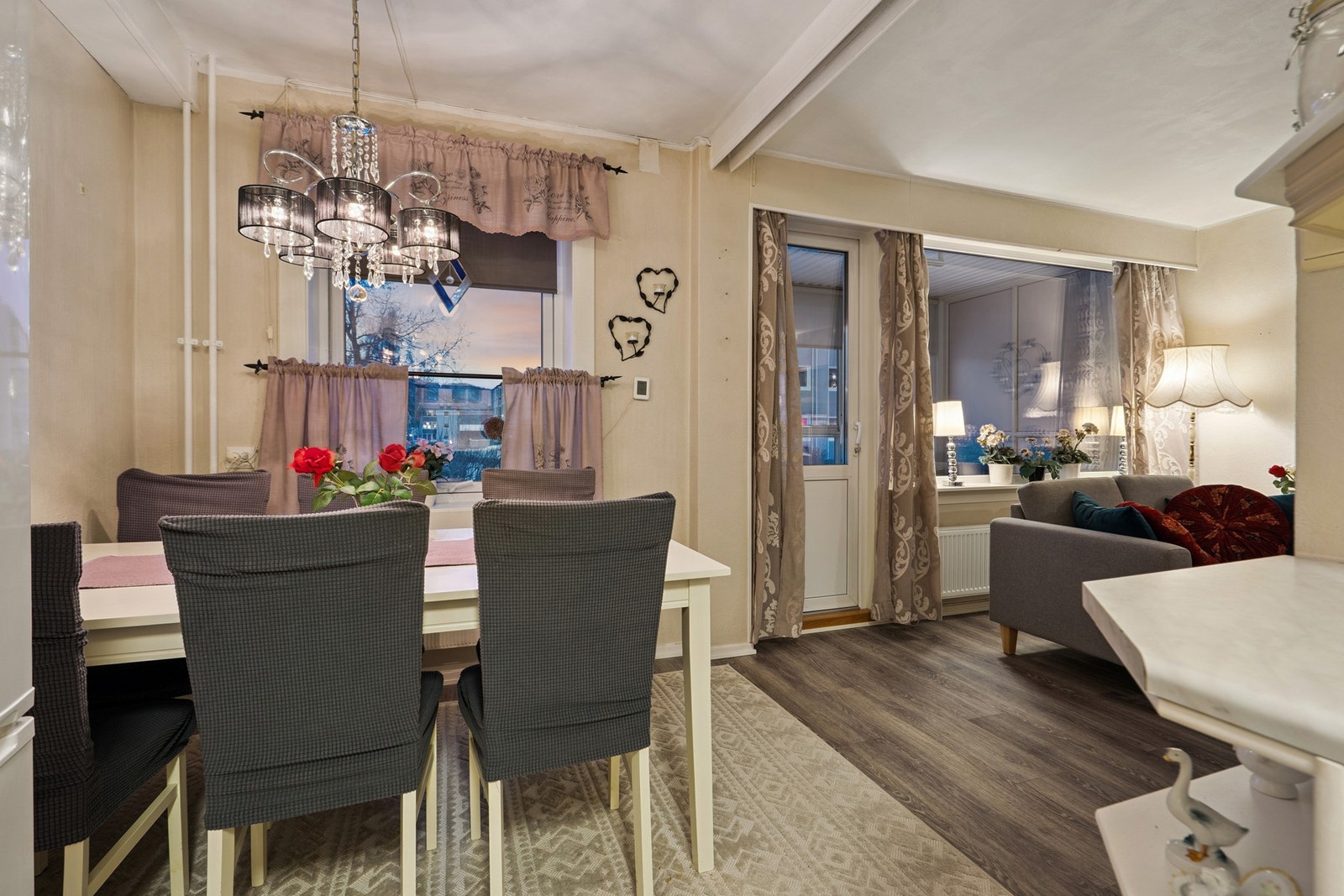 Fra stuen er det utgang til en praktisk innglasset balkong. Galleribilde