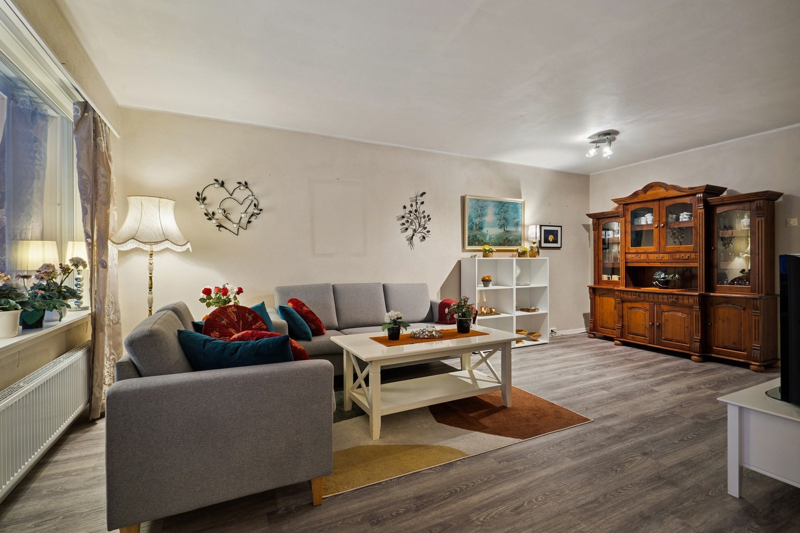 Lys og praktisk 3-roms andelsleilighet i 1. etasje. Innglasset balkong. Heis. Kort vei til sentrum. Galleribilde