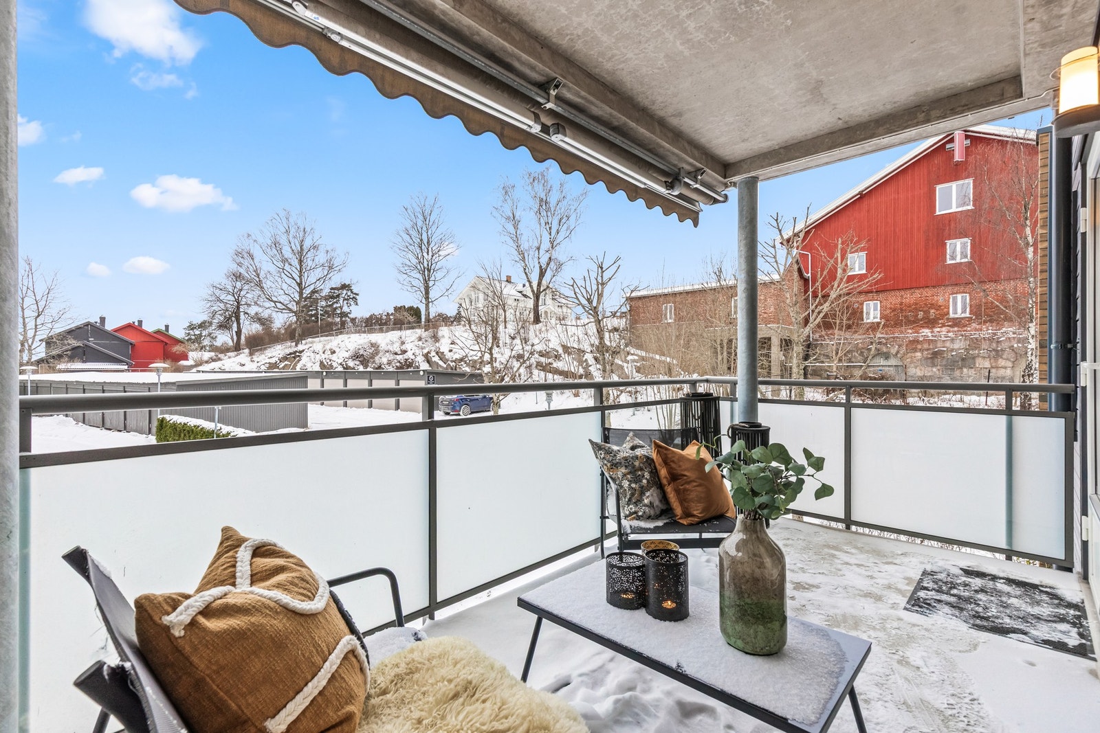 Lys og pen 3-roms endeleilighet på 74m² fra 2006 med vestvendt, solrik balkong, heis og garasje. Sentral beliggenhet med kort vei til T-bane, kjøpesenter og Østmarka. Galleribilde