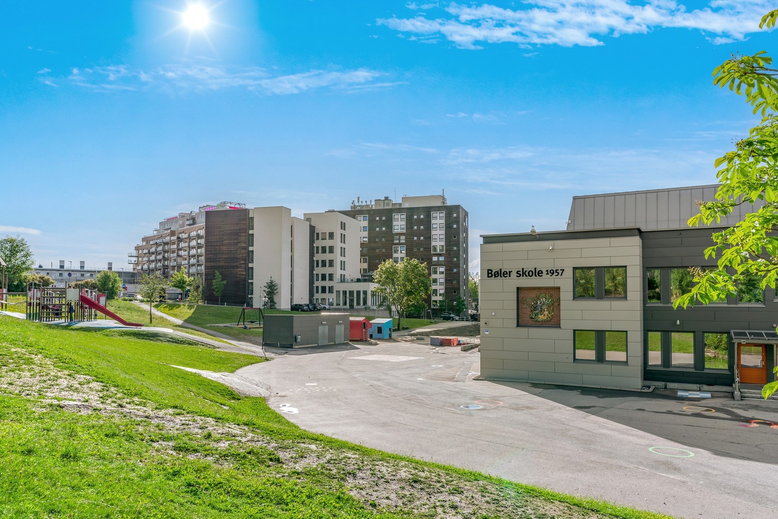 Bøler skole med tilhørende moderne flerbrukshall med fasiliteter som basketball, innebandy, fotball og håndball m.m. Galleribilde