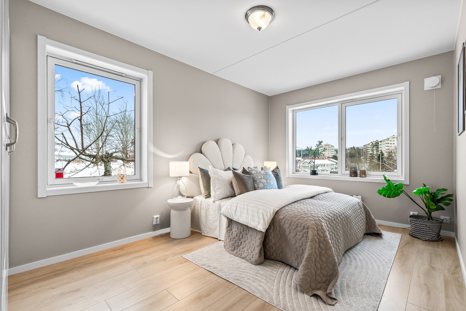 Lyst soverom med nymalte flater og nytt 1-stavs gulv. God plass til dobbeltseng og nattbord. Galleribilde
