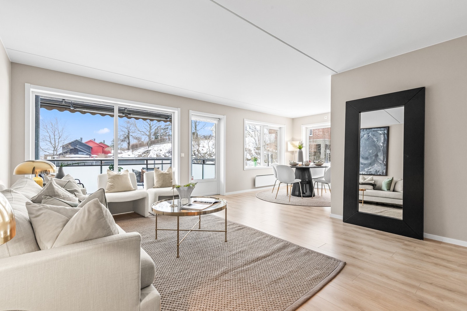 Stuen er romslig med store vindusflater mot vest som slipper inn godt med naturlig lys. Lys og luftig stue med ny 1-stavs eikeparkett, som ble lagt i 2025. Galleribilde