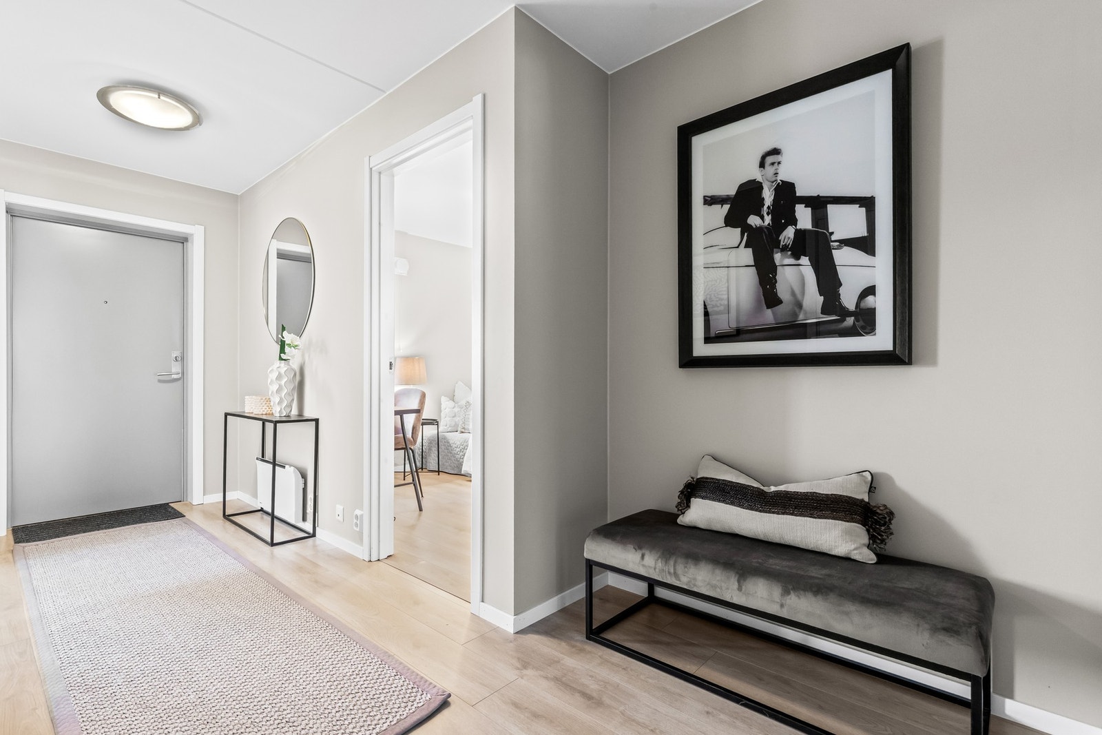 Romslig entré malt i lyse farger med god plass til oppbevaring av yttertøy og sko. Galleribilde