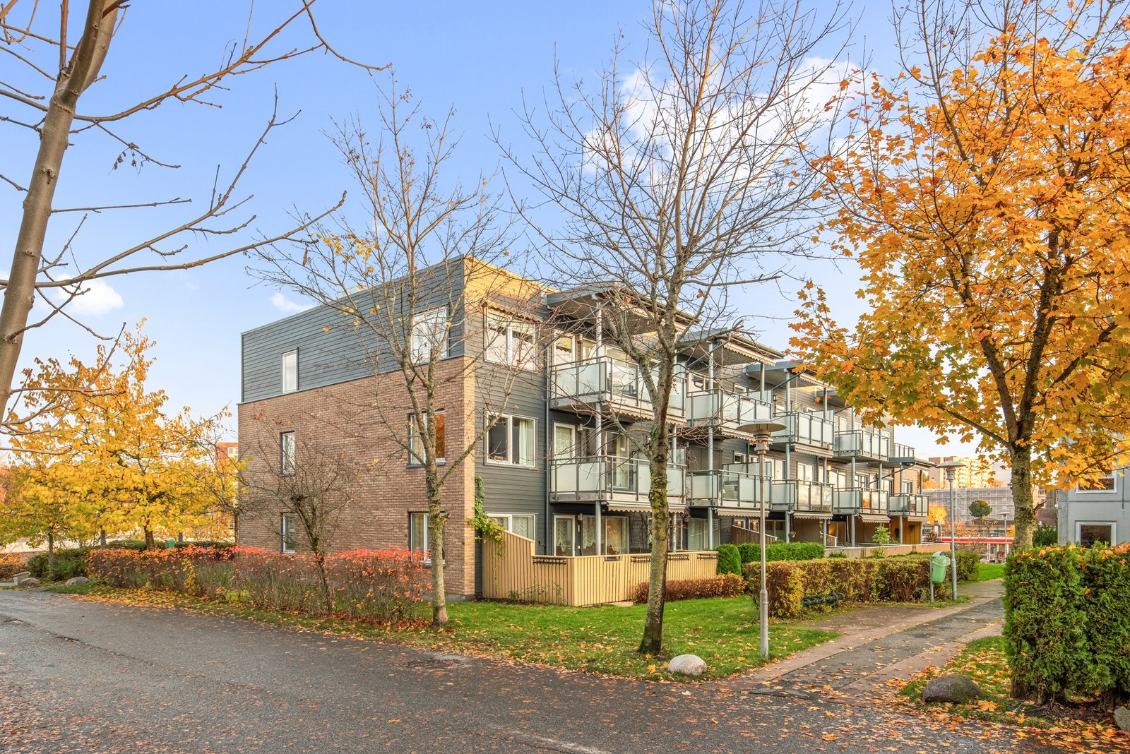 Boligen ligger fint plassert i på enden i andre etasje. Beliggenheten er meget sentral, med kort vei til bl.a. T-bane, kjøpesenter og Østmarka. Galleribilde