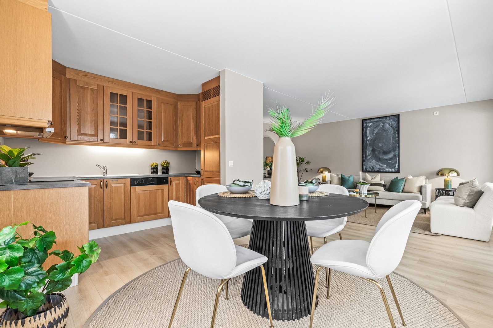 Lys spiseplass ved vindu med god plass til spisebord for familie og gjester. Galleribilde