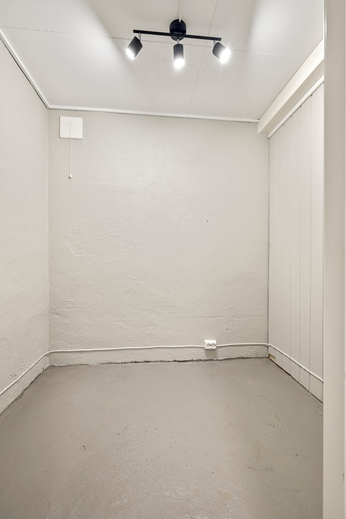 Innenfor finner du en praktisk bod som benyttes til lagring. Galleribilde