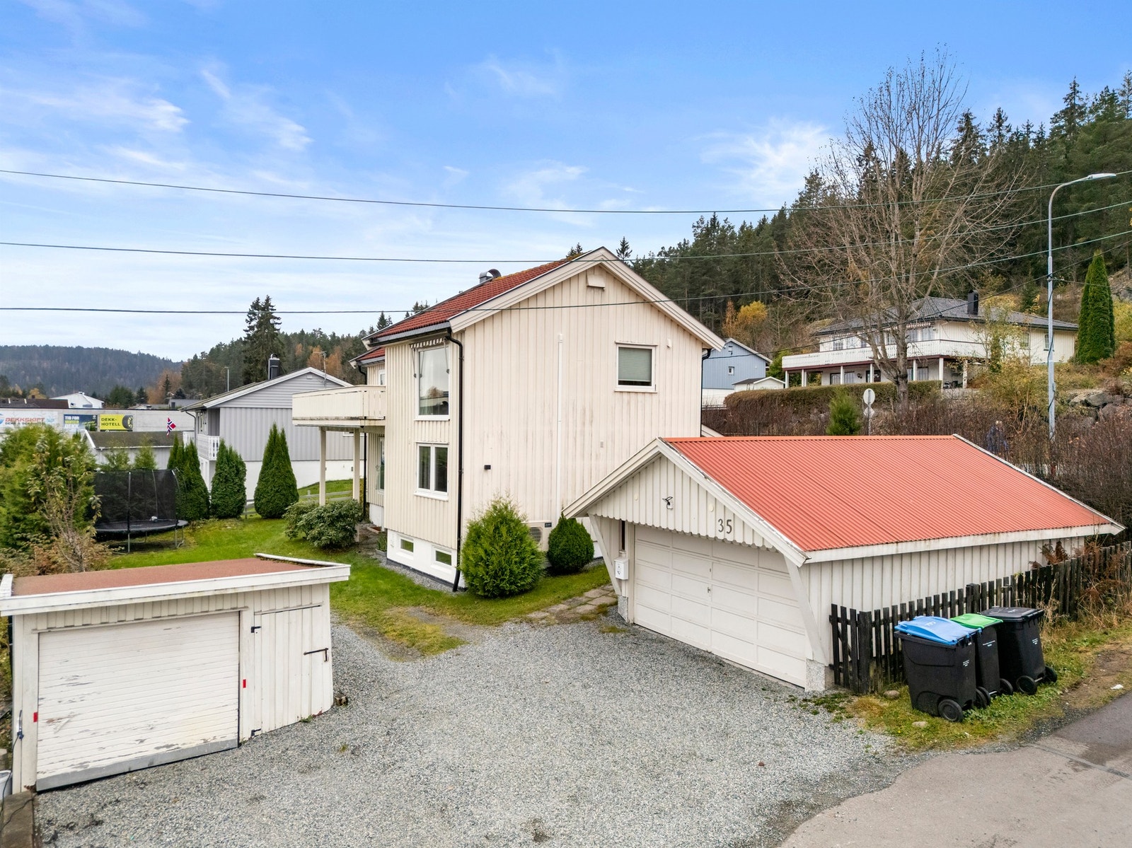 En dobbel garasje og en enkel garasje, den enkle garasjen er av eldre stand og må anses som et rivningsobjekt. Galleribilde