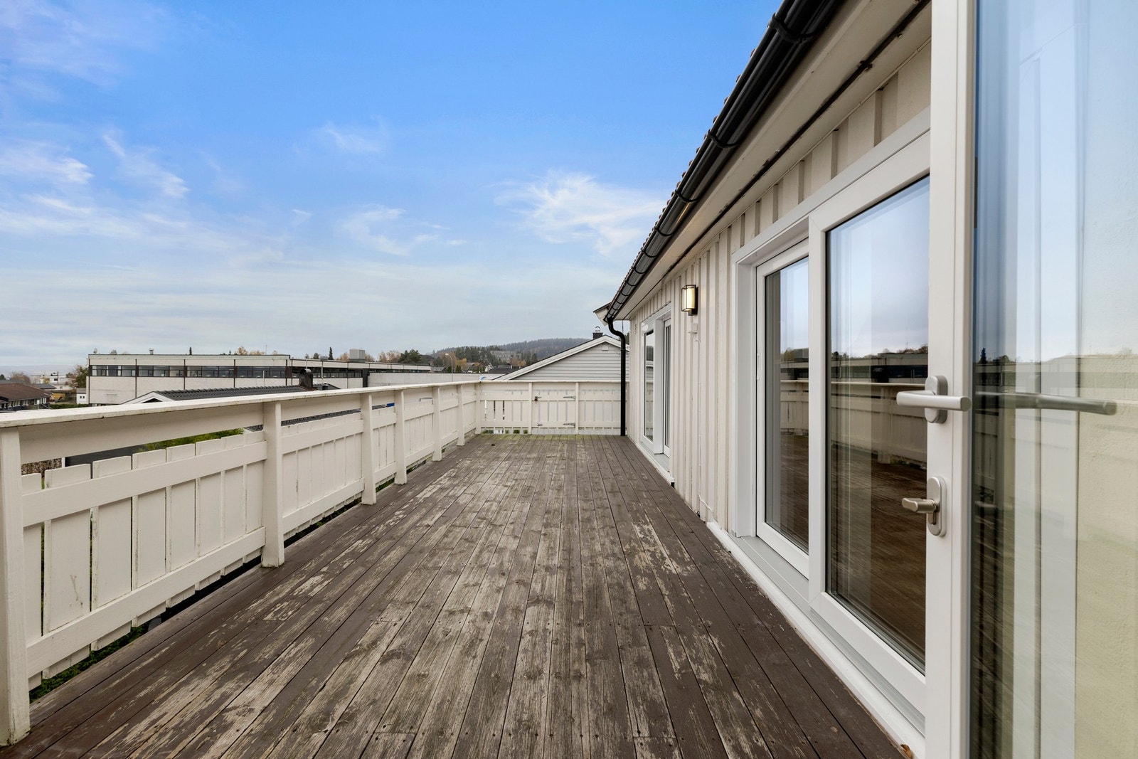 Balkongen er på ca. 20 m² med gode solforhold. Galleribilde