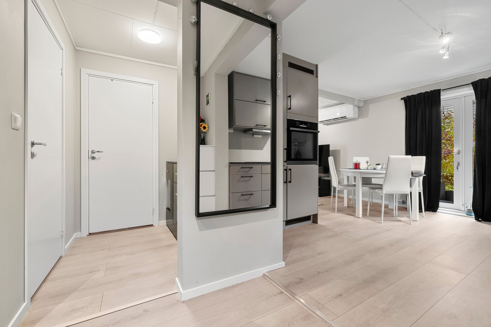 Det er en gang med plass til kommode og med dører inn til soverommet og toalettrommet. Galleribilde