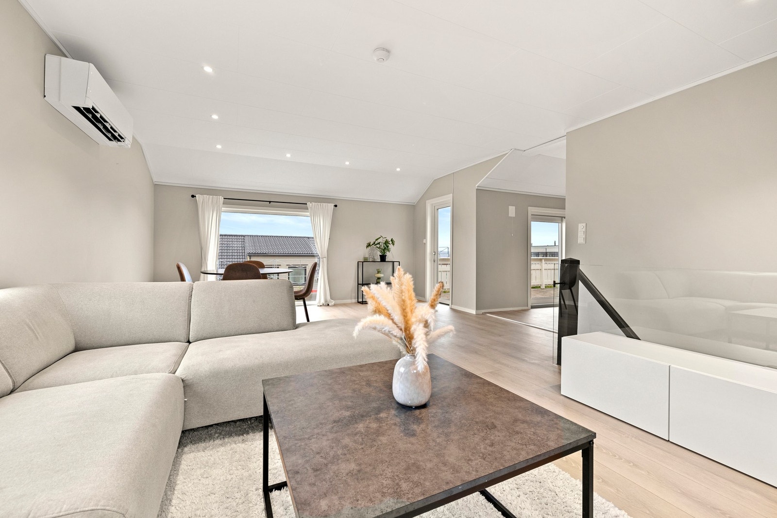 De store vindusflatene slipper inn rikelig med naturlig lys. Galleribilde