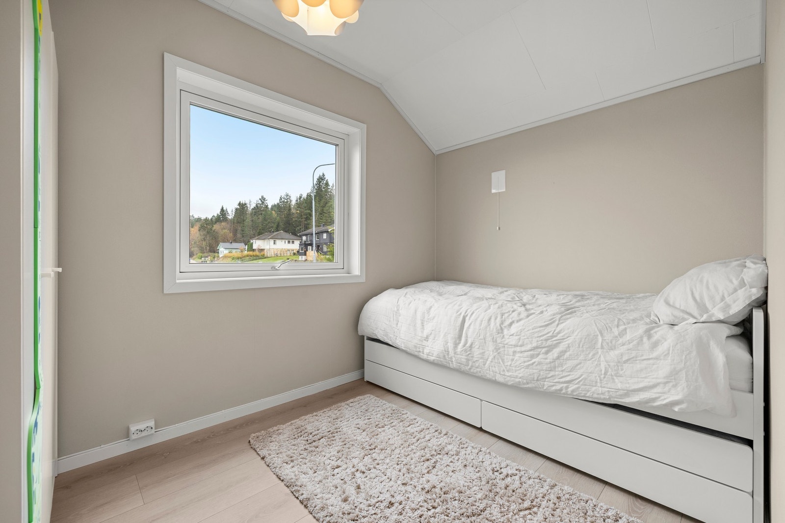 Begge rommene har god plass til seng, garderobeskap og eventuelt skrivepult. Galleribilde