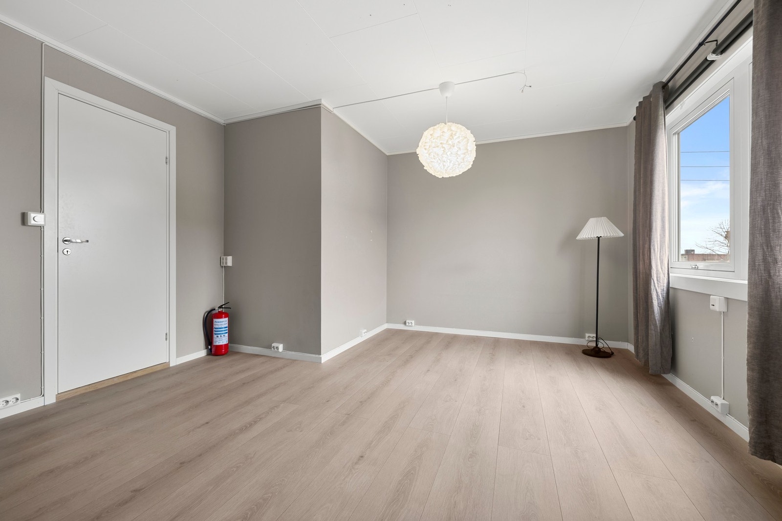 Her er det god plass til dobbeltseng, nattbord og garderobeløsning. Galleribilde