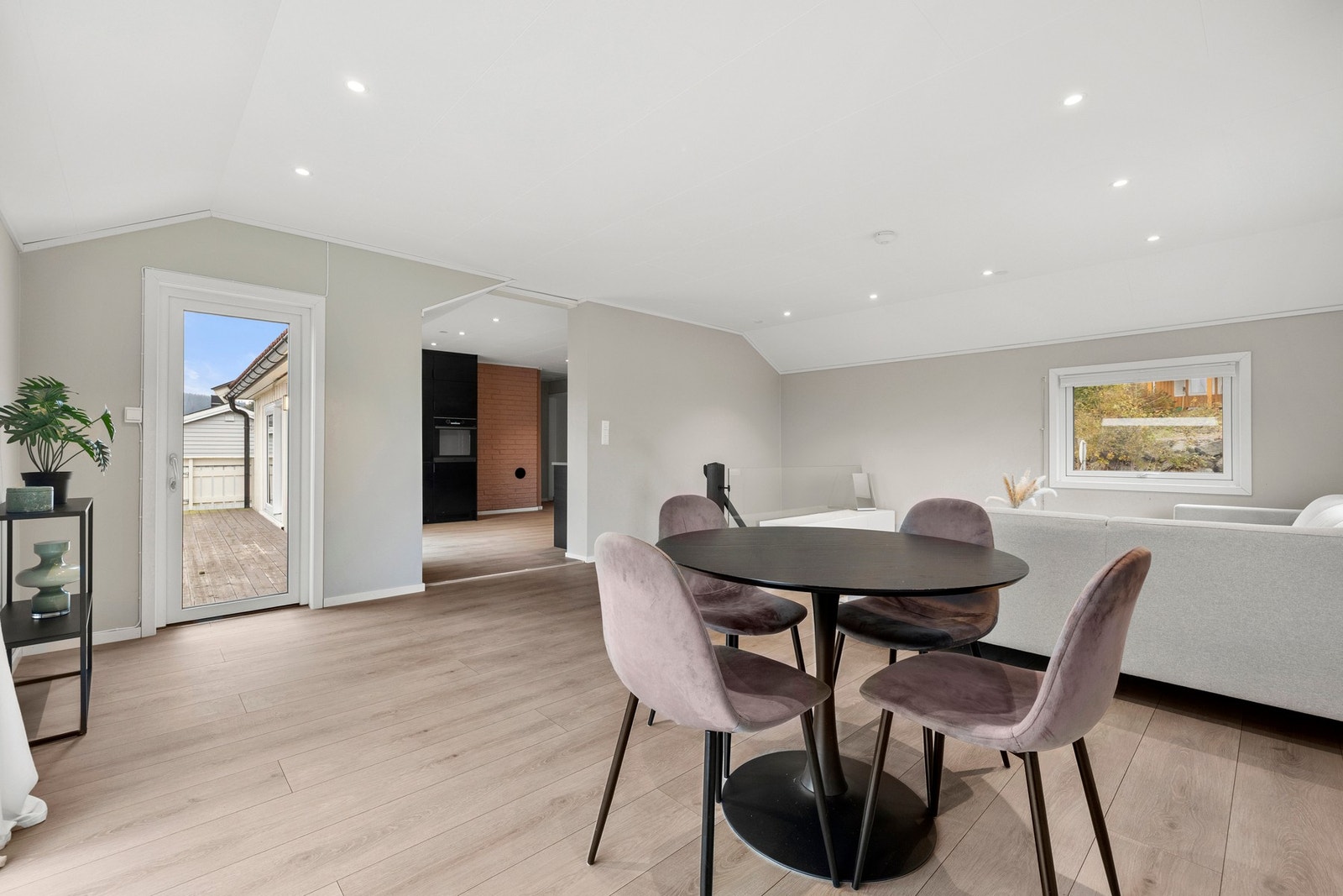 Den åpne løsningen mellom kjøkken og stue gjør det enkelt å kombinere matlaging og sosialt samvær. Galleribilde