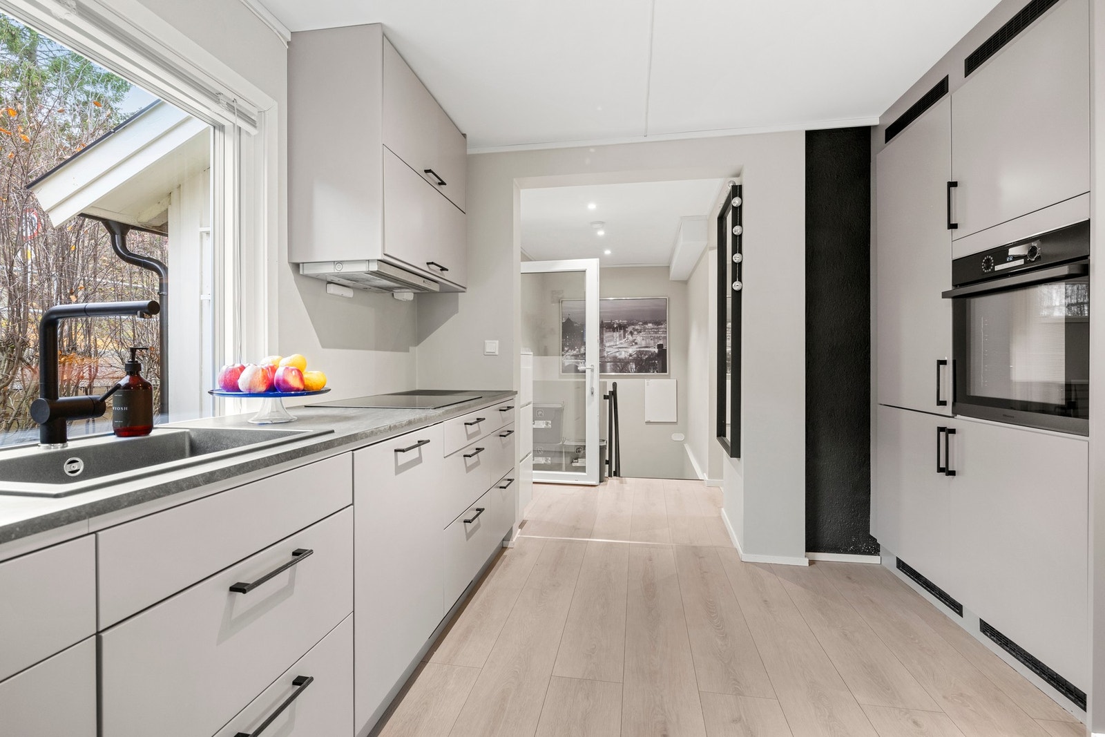 I åpen løsning ligger kjøkken og stue. Galleribilde