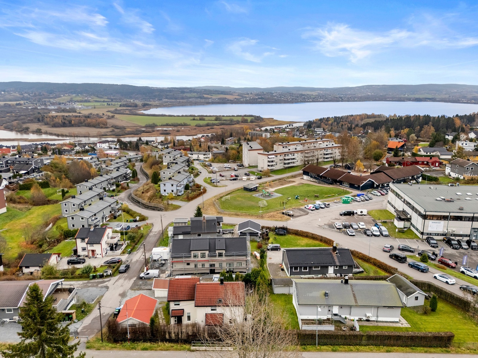 Ønsker du et bredere utvalg kan du ta den korte turen inn til Lillestrøm sentrum. Kombinasjonen av shoppingsenter og mange små spesialbutikker gjør en handletur i Lillestrøm sentrum til en trivelig opplevelse. Galleribilde