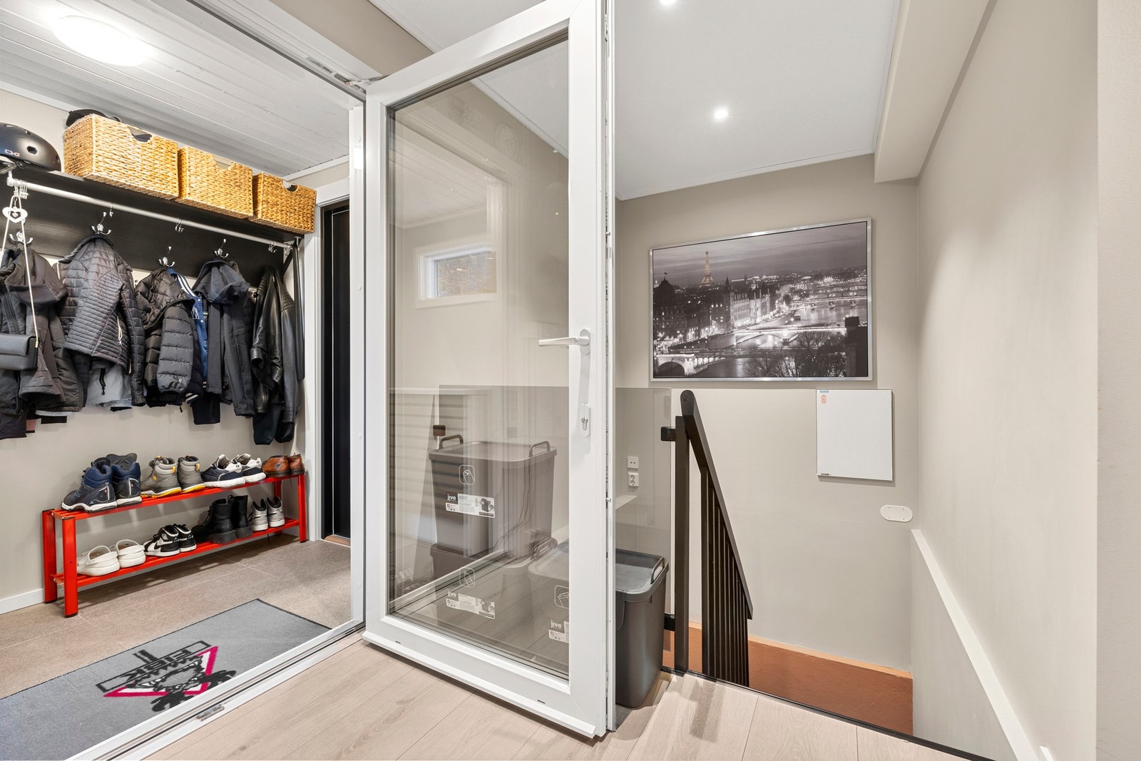 Inne møter du en lys entré med god plass til sko og yttertøy. Gulvet har mørke 60x60 fliser, og veggene er holdt i lyse, tidløse toner. Galleribilde