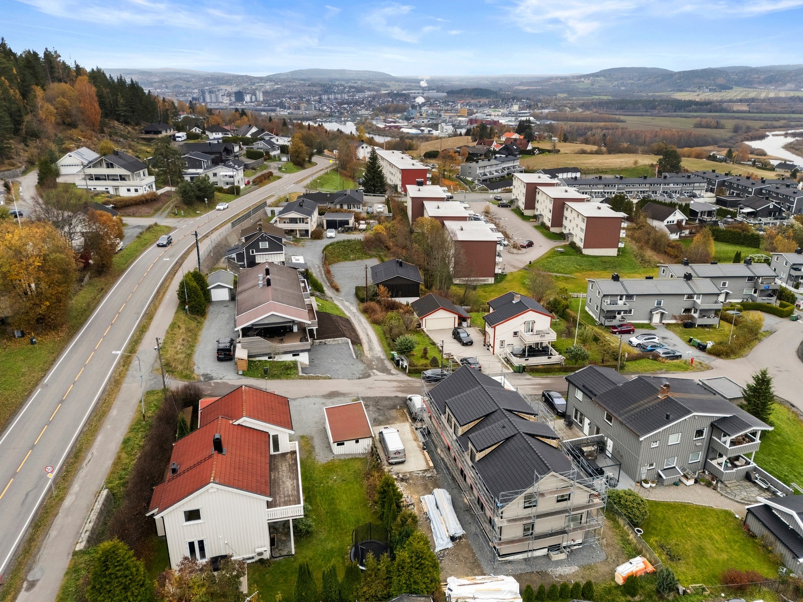 Gangavstand til bussholdeplass. Fra Lillestrøm kan du ta toget videre i retning Oslo (10 minutter) og Oslo Lufthavn (12 minutter). Galleribilde