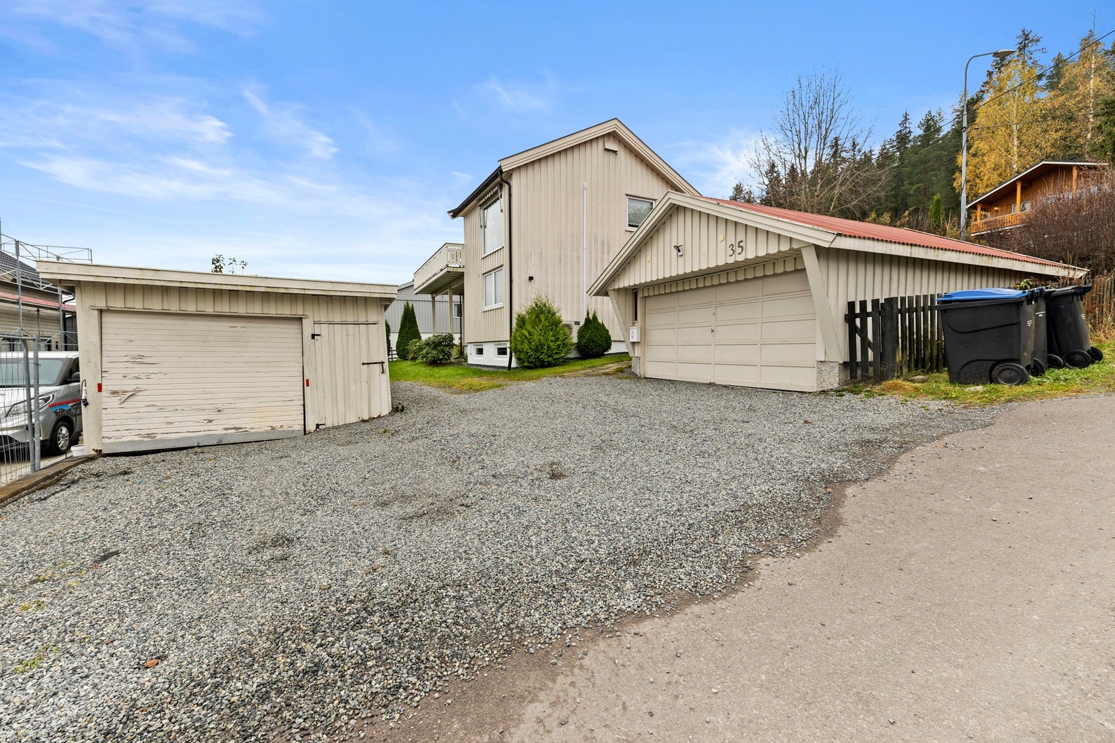 I tillegg er det flere biloppstillingsplasser på egen gårdsplass. Galleribilde