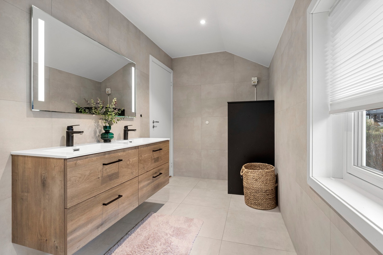 Store fliser på vegg og gulv (60x60), gulvvarme og downlights i himling. Galleribilde