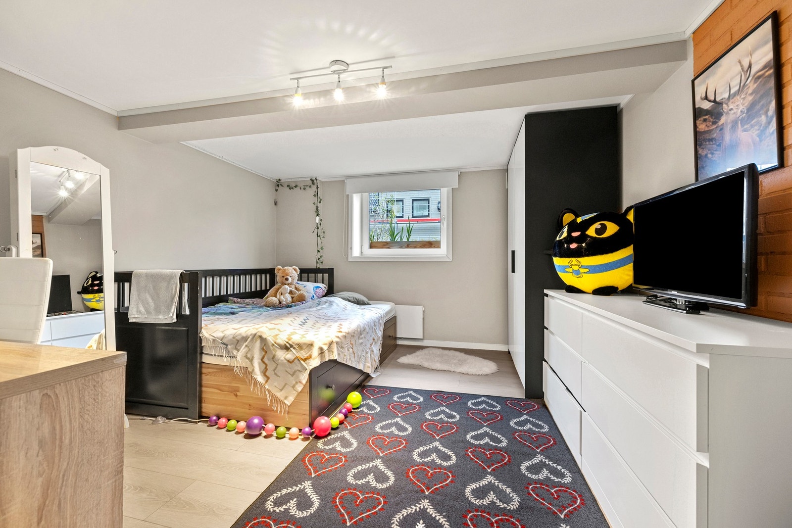 Begge er av god størrelse med plass til dobbeltseng og garderobe. (Ikke godkjent) Galleribilde