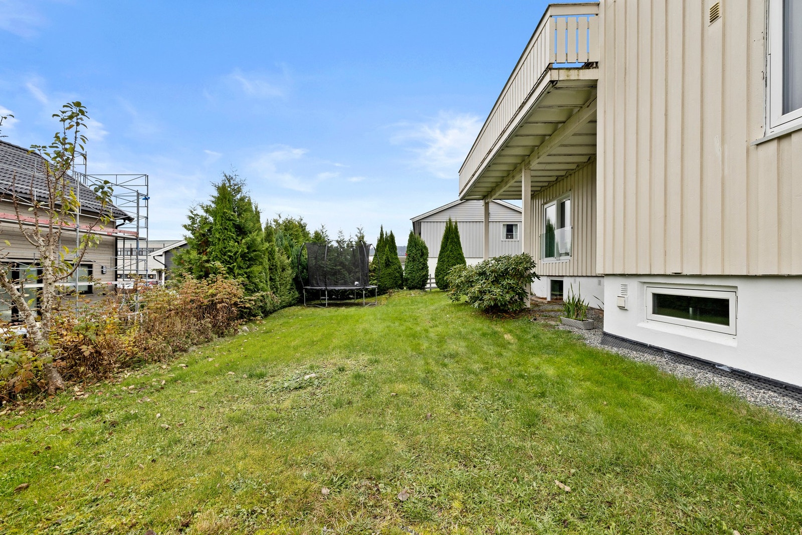 I tillegg til de private uteplassene finnes en felles hage med steinlagt uteplass som i dag benyttes til en trampoline. Galleribilde